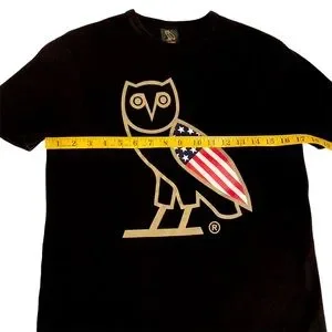 【October's Very Own】国旗 ゴールド ロゴ Tシャツ OG T-SHIRT OVO OG Owl Tee Canada Flag Exclusive Black Gold October's